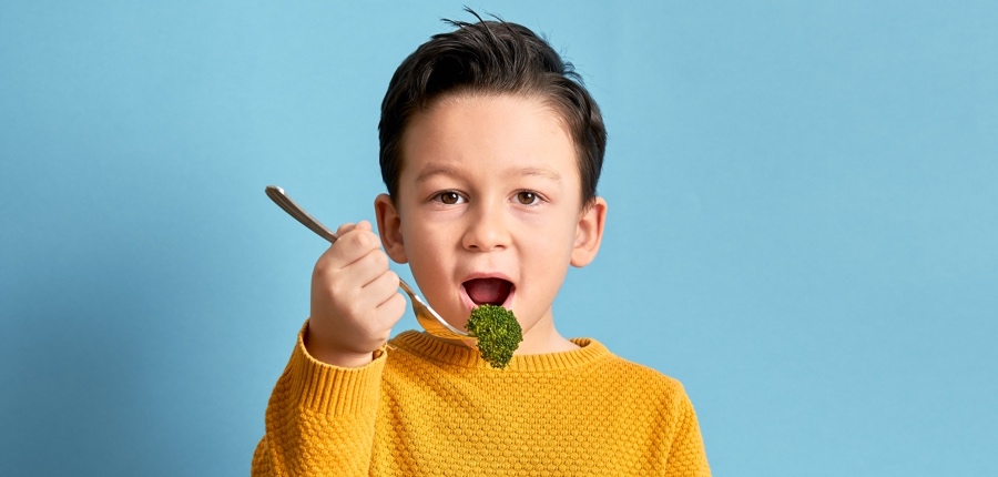 เด็กที่เลือกทานอาหาร ไม่ชอบทานผักและผลไม้ ควรได้รับวิตามินเสริม