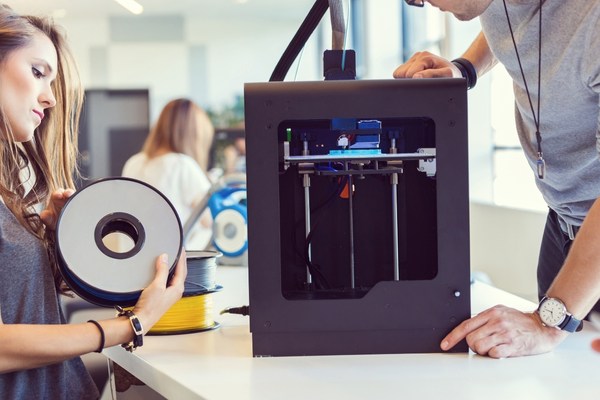 เครื่องปริ้น 3 มิติ (3D Printer) ผู้หญิงกำลังใช้เครื่องปริ้น 3 มิติ (3D Printer)