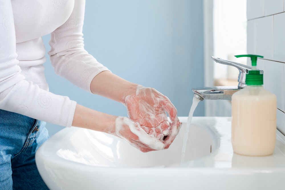 วิธีการป้องกันการติดเชื้อราบนเล็บ ล้างมือทันทีหลังจากสัมผัสนิ้วที่มีเชื้อราหรือเผลอไปสัมผัสกับนิ้วของคนอื่น