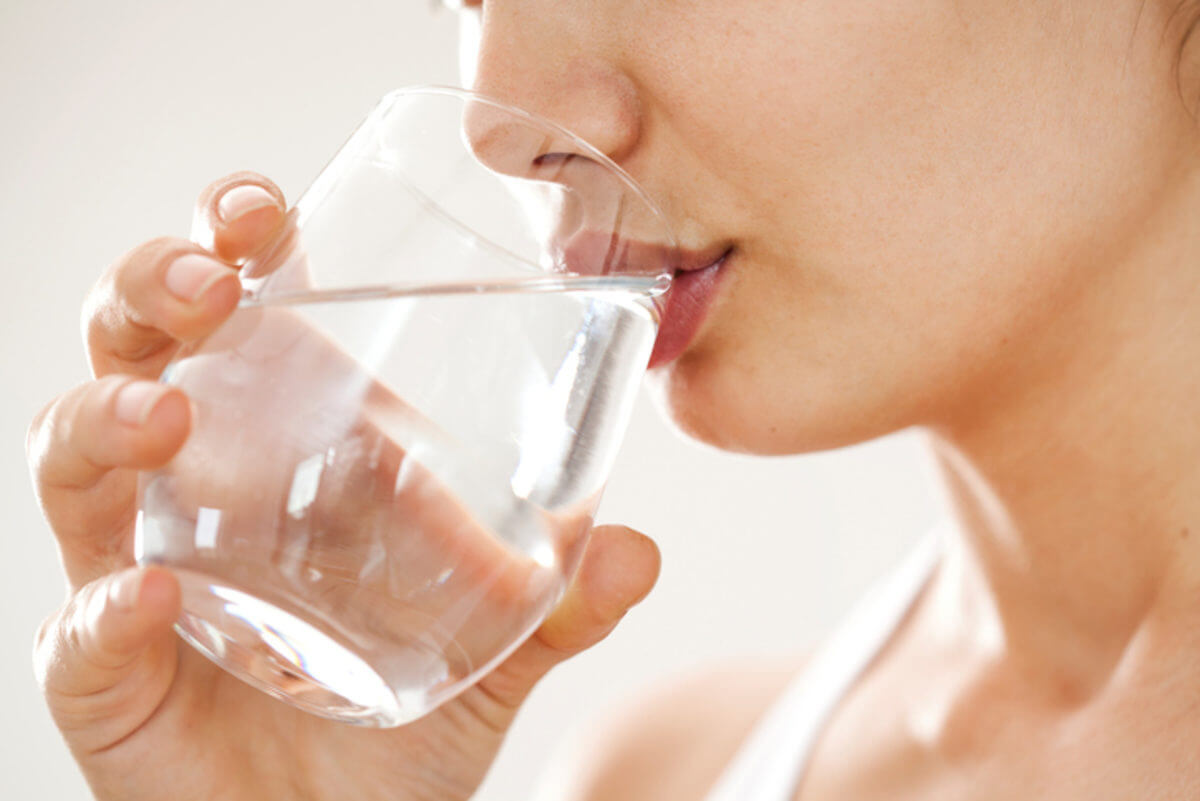 พยายามดื่มน้ำอย่างน้อย 1.8 ลิตรต่อวัน