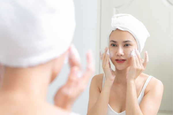 ล้างหน้าวันละ 2 ครั้ง ในการล้างหน้าคุณควรใช้โฟมหรือเจลหน้า