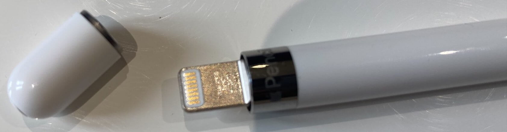 Apple Pen Gen 1 ชาร์จผ่านหัวต่อ Lightning ที่ส่วนปลายของปากกา