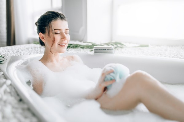 อาบน้ำอย่างน้อยวันละครั้ง จำไว้ว่าน้ำอุ่นจะช่วยฆ่าแบคทีเรียที่มีอยู่บนผิวหนังของคุณ