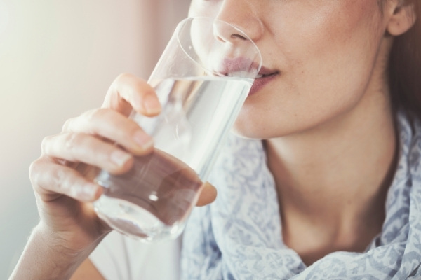 การดื่มน้ำ พยายามรักษาสุขภาพของตัวเองให้เป็นนิสัย