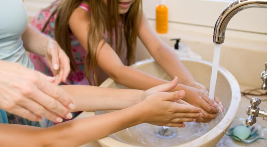 การล้างมือที่ถูกต้อง ใช้สบู่และถูให้ทั่วมือเป็นเวลา 20 วินาที