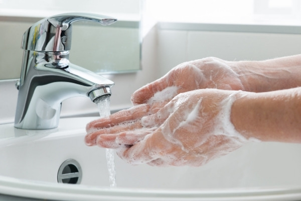 ล้างมือบ่อย ๆ และพยายามอย่าใช้มือสัมผัสหน้า
