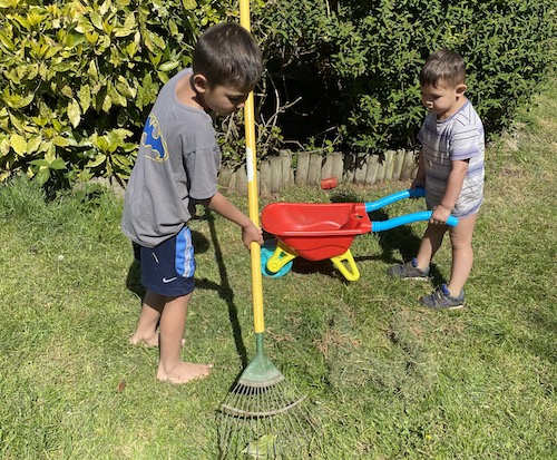 เด็กๆช่วยทำสวน
