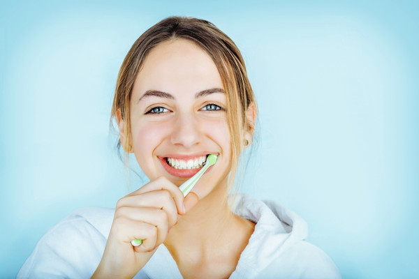 สีฟันแบบผง อาจขจัดคราบพลัคได้ดีกว่า เนื่องจากมีส่วนผสมที่เข้มข้น เหมาะสำหรับผู้ที่ไม่มีปัญหาฟันผุ