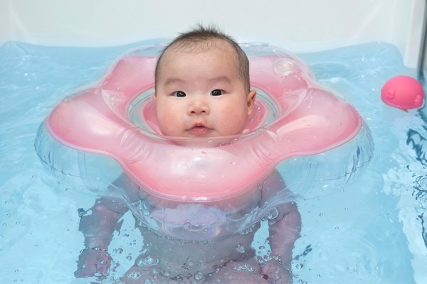 ห่วงยางสำหรับเด็ก เด็กเล็กว่ายน้ำ