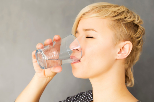 การดื่มน้ำเป็นการเติมความชุ่มชื้นให้แก่ผิวและช่วยทดแทนความชุ่มชื้นที่สูญเสียไป
