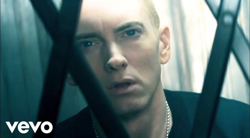 The Monster - Eminem ft. Rihanna