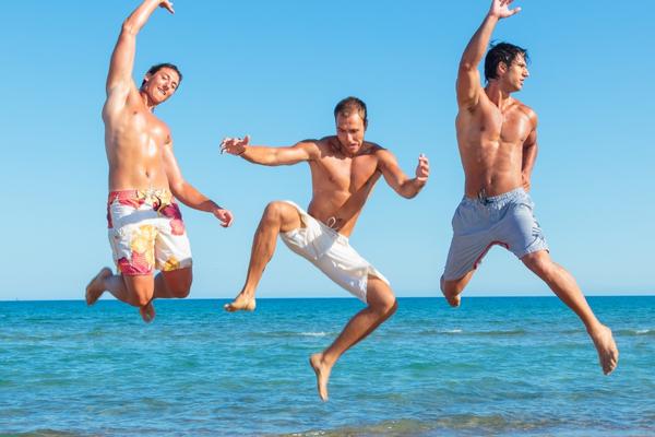 ชายหาด ทะเล ผู้ชายเที่ยวทะเล ผู้ชายใส่กางเกงขาสั้น ผู้ชายกระโดด