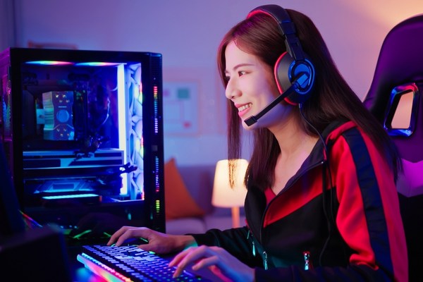 หูฟังเกมมิ่ง ผู้หญิงใส่หูฟัง ผู้หญิงเล่นคอมพิวเตอร์ ผู้หญิงนั่งเล่นเกมส์