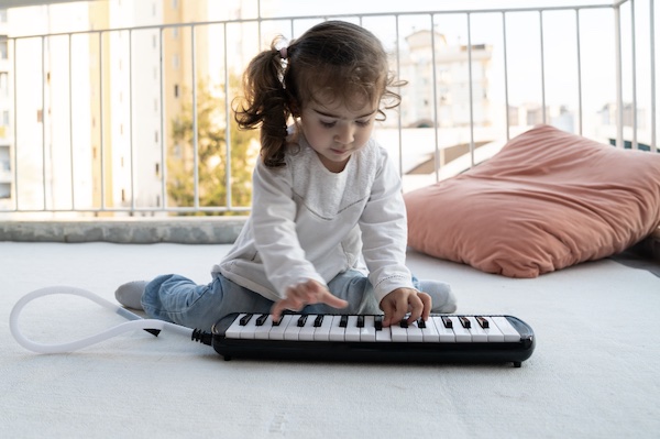 การเล่นดนตรีช่วยกระตุ้นความคิดสร้างสรรค์ ทำให้เป็นเด็กอารมณ์ดี