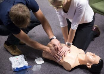 เครื่อง AED อุปกรณ์ปฐมพยาบาลเบื้องต้น สำหรับผู้ที่มีสภาวะหัวใจหยุดเต้นเฉียบพลัน