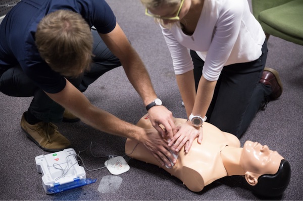 เครื่อง AED อุปกรณ์ปฐมพยาบาลเบื้องต้น สำหรับผู้ที่มีสภาวะหัวใจหยุดเต้นเฉียบพลัน