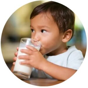 นมสำหรับเด็กและวัยรุ่น นม นมเด็ก ดื่มนนม เล็กเด็กดื่มนม นมจืด