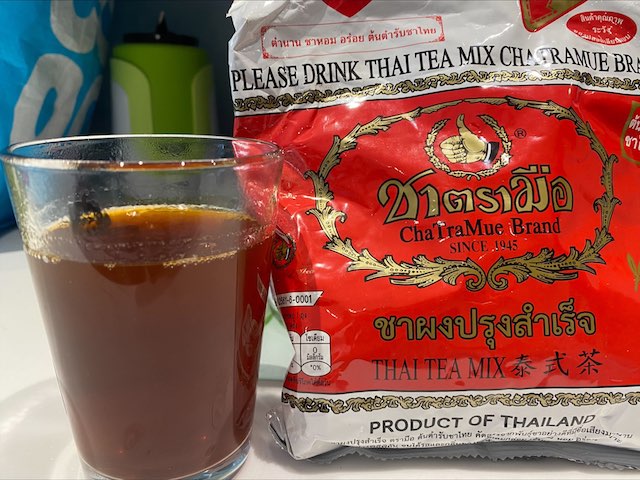 สีของน้ำชาที่ได้(ก่อนใส่นม) จากการชงไทยยี่ห้อชาตรามือ