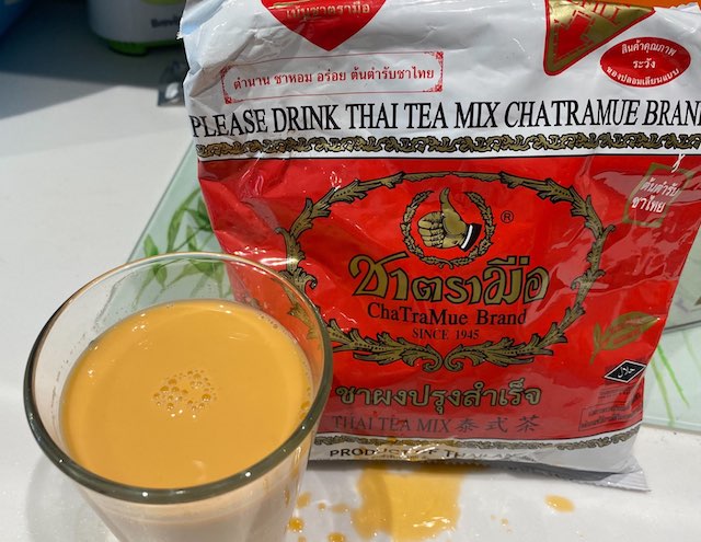 ชงชาไทยจากโดยใช้ผงชาจากชาตรามือสูตรต้นตำรับ ได้ชาสีส้มสวย กลิ่นหอม