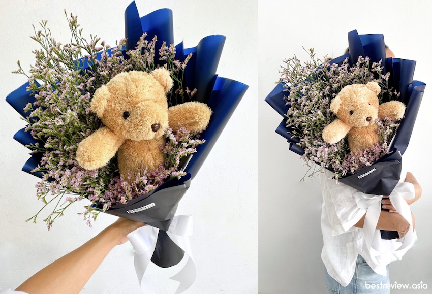 ช่อดอกไม้และตุ๊กตาหมี